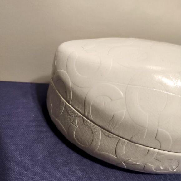 Coach White Patent Leather "C" Embossed Logo Hard Clam Shell Sunglasses Case - Picture 3 of 7